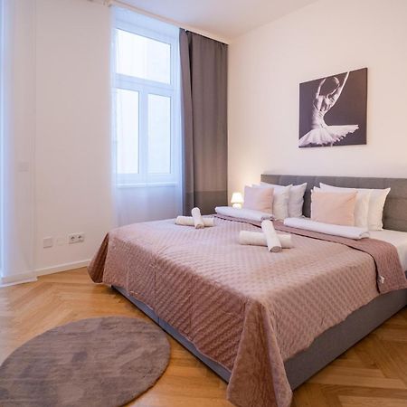 Home Sweet Home - Vienna Central Bagian luar foto