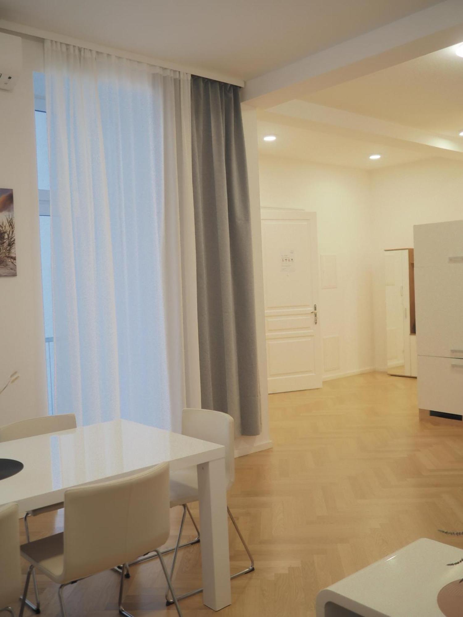 Home Sweet Home - Vienna Central Bagian luar foto