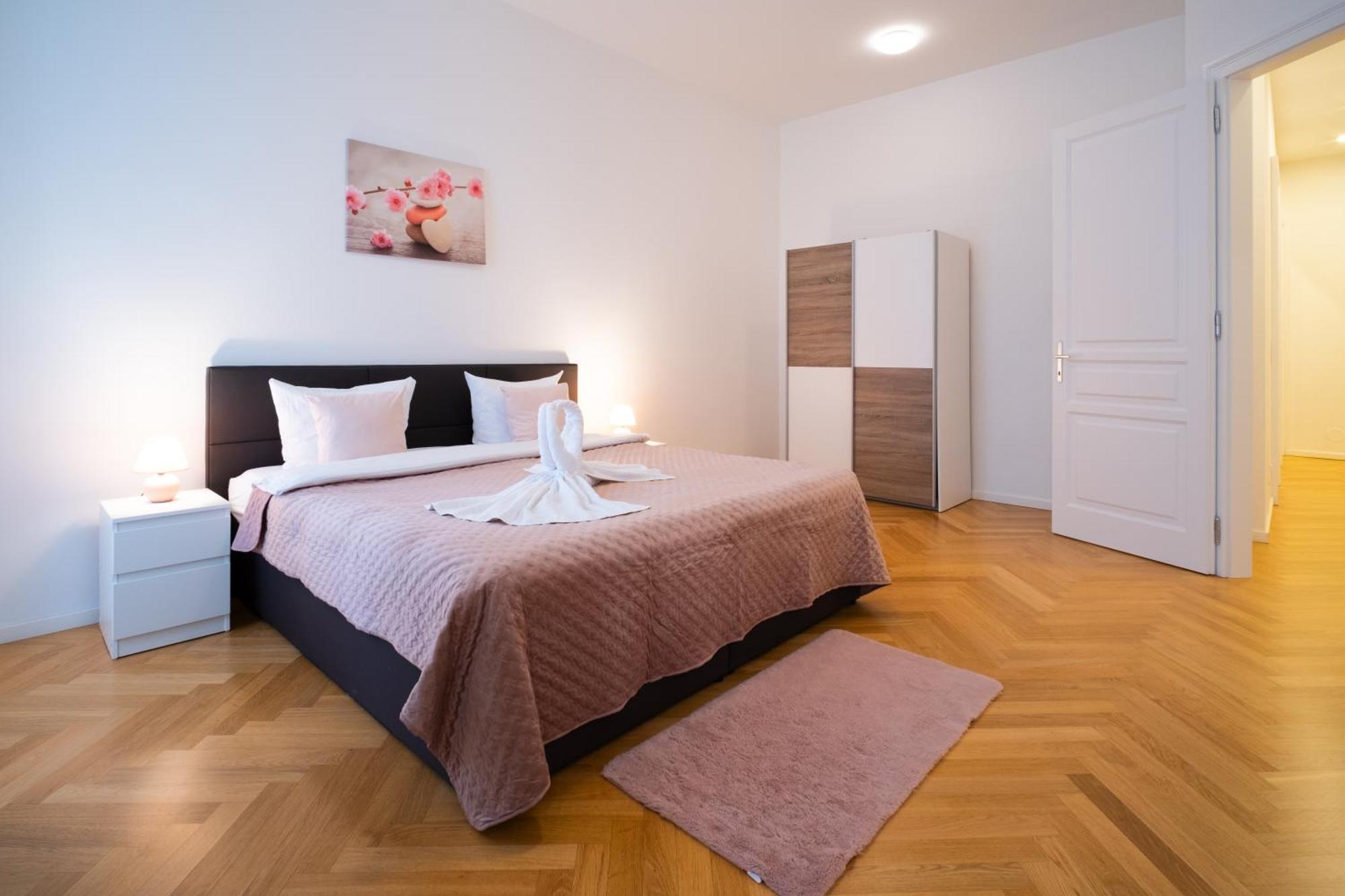 Home Sweet Home - Vienna Central Bagian luar foto