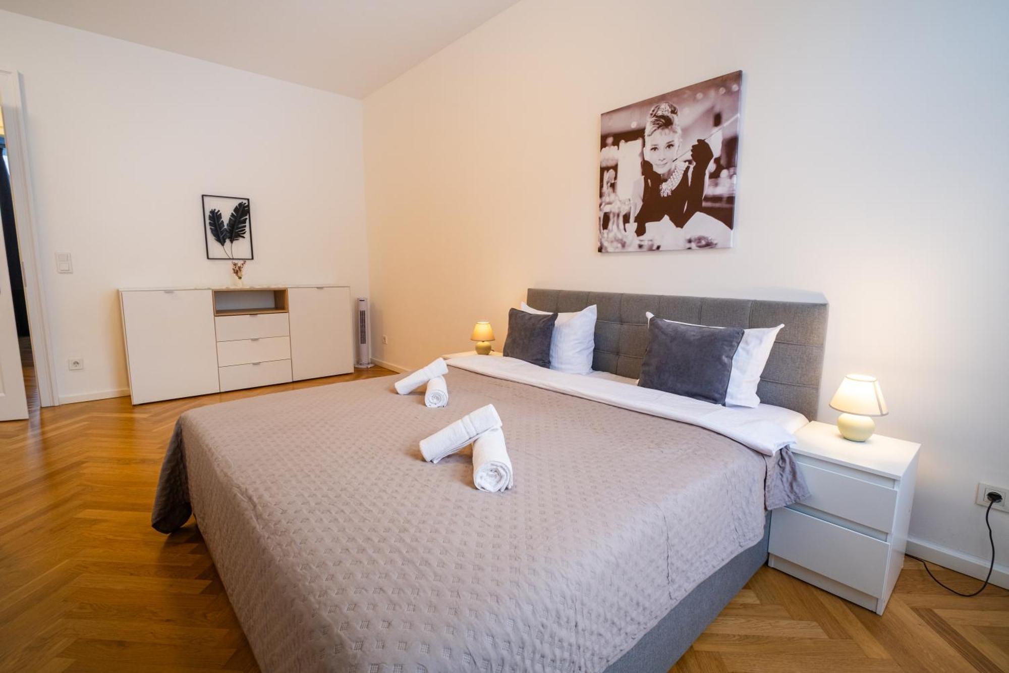 Home Sweet Home - Vienna Central Bagian luar foto